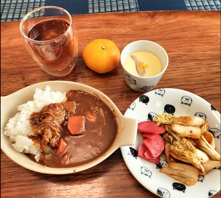 彼女が作ってくれたカレーと浅漬け。
僕が作った茶碗蒸しの写真